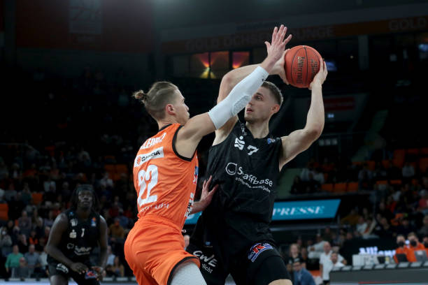 面的中场属 面的中场属